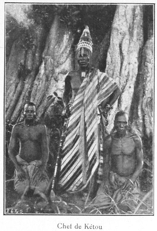 A chief of Kétu standing with two attendants, around 1900